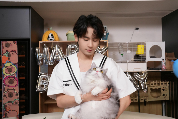 父女合照萌态十足，无畏迎光向前